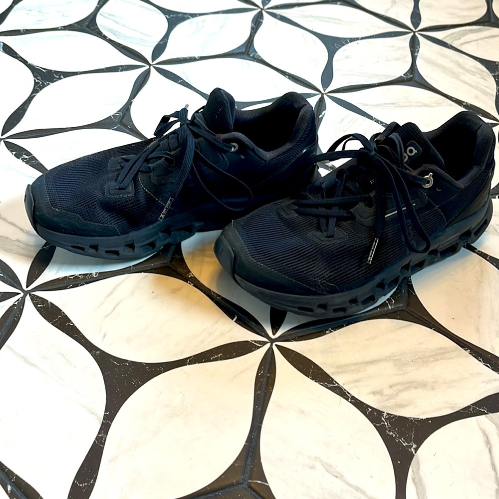 ON-Cloud Cloudstratus size 6.5 women’s in black